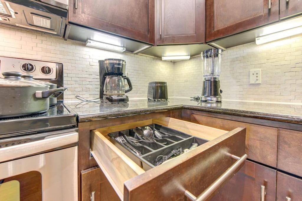 Chic 1Br Near Nrg With Pool Wifi Freeparking Apartman Houston Kültér fotó
