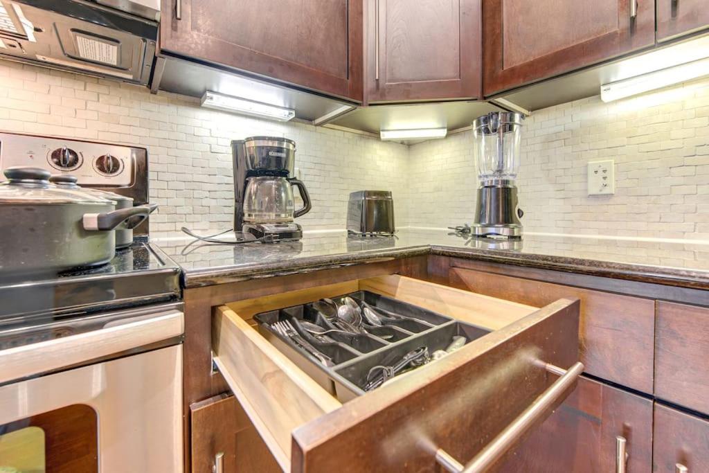 Chic 1Br Near Nrg With Pool Wifi Freeparking Apartman Houston Kültér fotó
